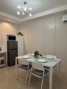 Kuchyň nebo kuchyňský kout v ubytování Japandi Home C - Fully Aircon, WIFI, Hot shower, 24hGuard, Center, near Malls