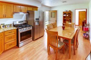 uma cozinha com uma mesa e um frigorífico de aço inoxidável em Family-Friendly Waco Home, 4 Mi to Magnolia Market em Waco