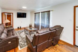 uma sala de estar com um sofá de couro e uma mesa em Family-Friendly Waco Home, 4 Mi to Magnolia Market em Waco