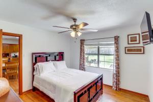 um quarto com uma cama e uma ventoinha de tecto em Family-Friendly Waco Home, 4 Mi to Magnolia Market em Waco