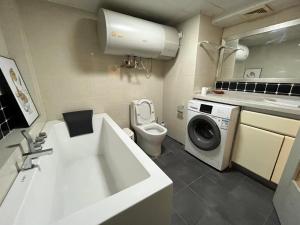 Koupelna v ubytování Chaoyang Joy City Hardcover Apartment + 37 fotografií