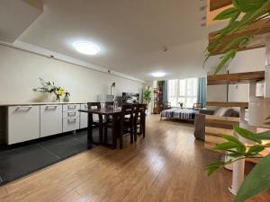 Kuchyň nebo kuchyňský kout v ubytování Chaoyang Joy City Hardcover Apartment