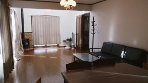 sala de estar con sofá y mesa en Murmure　6人家族や友人向け　ペット可, en Tsumagoi