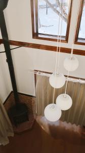 tres luces colgando del techo en una habitación en Murmure　6人家族や友人向け　ペット可, en Tsumagoi