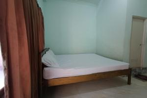 ein kleines Bett in einem Zimmer mit einer weißen Matratze in der Unterkunft OYO 93729 Radesa Family Homestay in Kuta Lombok