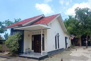 庫塔的住宿－SPOT ON 93724 Songgong Homestay，一间白色的小房子,有红色的屋顶