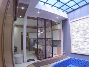 una camera con piscina e una stanza con specchio di Capital O 93718 Homestay 3 Bidadari a Yogyakarta