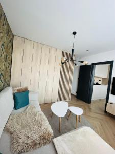een woonkamer met een bank en een tafel bij APARTMÁN STYLE Brezno in Brezno