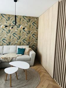 een woonkamer met een bank en een tafel bij APARTMÁN STYLE Brezno in Brezno