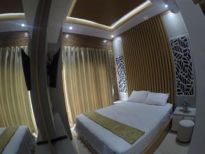 ein Schlafzimmer mit einem großen Bett und einem Fenster in der Unterkunft Capital O 93718 Homestay 3 Bidadari in Yogyakarta