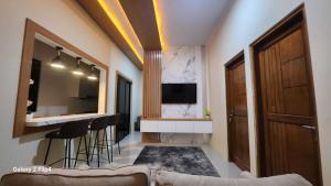 TV/trung tâm giải trí tại Capital O 93719 Homestay Omah Bidadari