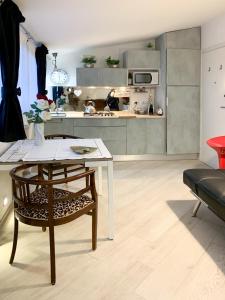 a living room with a table and a kitchen at Casina Tuareg in Livorno