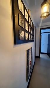 un corridoio con immagini incorniciate su un muro di Ulah Properties a Mombasa