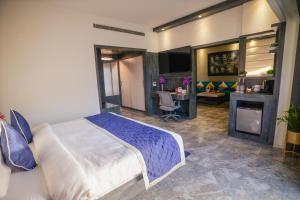 Hotel Swarn Towers客房内的一张或多张床位