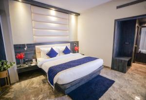 Hotel Swarn Towers客房内的一张或多张床位
