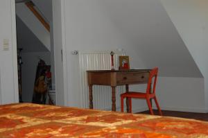 - une chambre avec un bureau et une chaise à côté d'un lit dans l'établissement Bvba Bacana, à Rotselaar