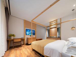 Uma cama ou camas num quarto em Wang Yun Residence Boutique Homestay Zhangjiajie