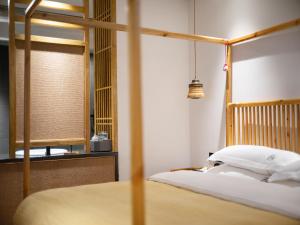 Uma cama ou camas num quarto em Wang Yun Residence Boutique Homestay Zhangjiajie