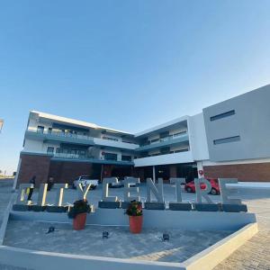 un edificio con un cartello di fronte di City Centre Hotel a Walvis Bay