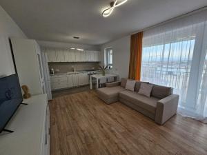 sala de estar con sofá y mesa en Deluxe Cozy Apartments - Coresi Mall #Brasov en Brasov