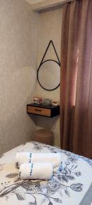een slaapkamer met een bed met handdoeken erop bij Apartment Rustaveli 118 in Koetaisi