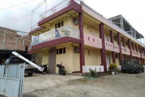 a building with a motorcycle parked in front of it at Hotel O Pondok Zamzam Near Taman Arung Palakka, Bone in Pakato +35 photos