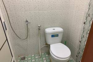 a small bathroom with a toilet and a shower at OYO 93735 Pondok Zamzam in Pakato
