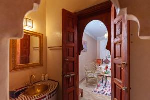 Koupelna v ubytování Riad Amalia + 37 fotografií