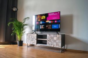 TV tai viihdekeskus majoituspaikassa Moderne 3 Zimmer Wohnung