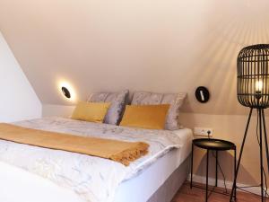 1 dormitorio con 1 cama con almohadas amarillas en Familyhaus Hochreuther's Hof, en Oberdachstetten