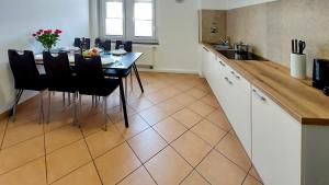 Kuchyň nebo kuchyňský kout v ubytování Moderne 3 Zimmer Wohnung