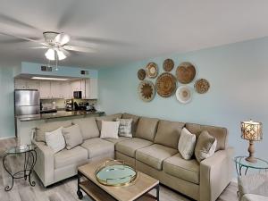 ガルフ・ショアーズにあるThe Sands #120のソファとテーブルのあるリビングルーム