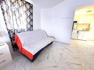 una camera con letto in una stanza con cucina di Silvija Apartments a Primošten