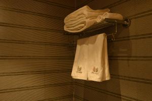 カナタルにあるThe Rosly Estateのバスルームのラックに掛けられた白いタオル