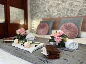 una mesa con toallas y flores en una cama en Ronda Centro - Glamour, en Ronda