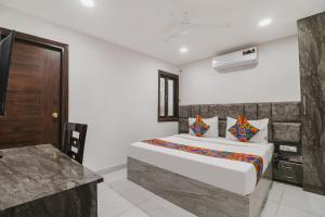 Ένα ή περισσότερα κρεβάτια σε δωμάτιο στο Via Roadway Inn - Nr Yashobhoomi Convention Centre