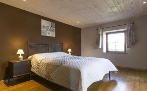 Tempat tidur dalam kamar di Le Cottage du Roy
