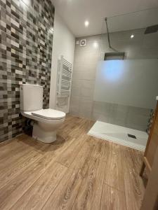 La salle de bains est pourvue d'une douche et de toilettes. dans l'établissement La Maison Bleue - 300m de la mer, à Pleubian