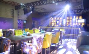 Hotel Swarn Towers的休息区