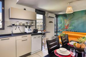 a kitchen with a table and a dining room at Ti case a moin - Joli T2 en bord de mer in Saint-Pierre