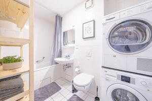 uma casa de banho com uma máquina de lavar roupa e uma máquina de lavar roupa. em Nice Apartment in Blankenfelde-Mahlow em Blankenfelde