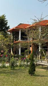 Chautari Garden Resort في سوراها: منزل أمامه حديقة