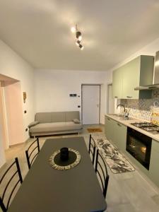 a kitchen and living room with a table and a couch at I Limoni Casa Vacanza in Castelletto sopra Ticino