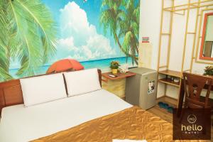 Hello Hotel في مدينة هوشي منه: غرفة نوم بسرير وجدارية على شاطئ