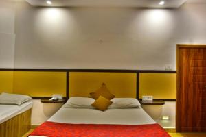 ein Schlafzimmer mit einem großen Bett mit einem roten Teppich in der Unterkunft Peters Park in Yelagiri