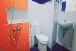 La salle de bains est pourvue de toilettes et d'un lavabo. dans l'établissement TOS Residence Near Gading Serpong, à Kampung Sawah