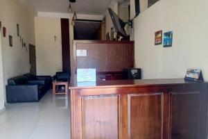 um bar numa igreja com uma cruz na parede em OYO 93774 Khaira Kos Dan Penginapan em Rantau