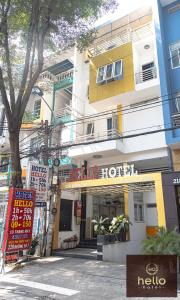 un bâtiment avec un panneau d'hôtel devant lui dans l'établissement Hello Hotel, à Hô-Chi-Minh-Ville