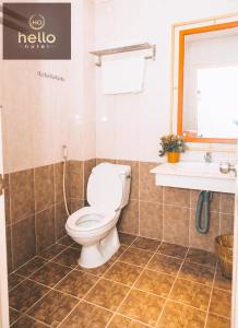 La salle de bains est pourvue de toilettes et d'un lavabo. dans l'établissement Hello Hotel, à Hô-Chi-Minh-Ville