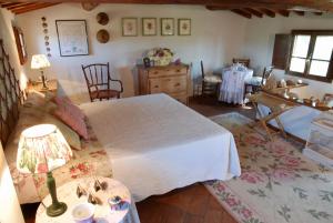 パラーイアにあるPodere Le Murellaのベッドルーム1室(ベッド1台、テーブル、椅子付)